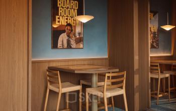 Stylish meeting area inside office space with wooden furniture and modern lighting, located at Coolsingel 139, Rotterdam Center. Ideal for office space rental.
