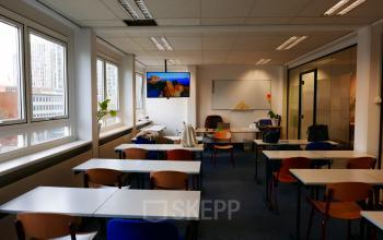 Furnished office space at Wijnhaven 76, Rotterdam Center, ideal for team meetings and collaborative work.