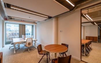 Modern office space rental at Stadhuisplein 9-23 in Rotterdam Center features sleek furnishings, natural light, and versatile workstations.