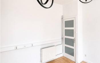 Bright, unfurnished office space at Mauritsweg 33 A01, Rotterdam Center, featuring modern light fixtures and wooden flooring, ideal for office space rental.