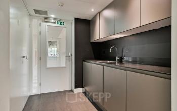 A sleek, furnished kitchen area at Coolsingel 104 in Rotterdam Center, suitable for office space rental.