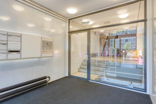 Entrance area at Lloydstraat 21 B in Rotterdam Delfshaven, an inviting space ideal for office space rental with a modern design and glass doors.