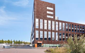 Exterior view of an office building at Kratonkade 7 - 27 in Rotterdam Delfshaven, highlighting modern architecture. Ideal office space rental for businesses looking to rent office space in a prime location.