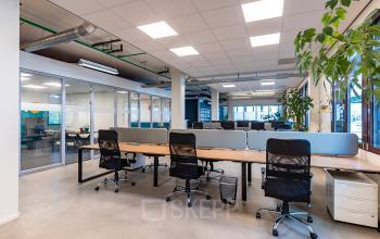 Spacious office space for rent at Kratonkade 7 - 27, Rotterdam Delfshaven, featuring modern workstations and plenty of natural light.