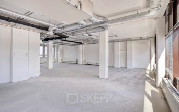 Spacious interior of an unfurnished office space at Kratonkade 7 - 27 in Rotterdam Delfshaven, perfect for office space rental opportunities.