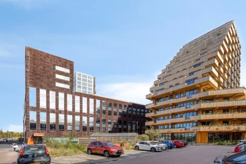 Exterior view of the office buildings at Kratonkade 7-27, Rotterdam Delfshaven, showcasing a modern structure with unique architecture, ideal for office space rental.