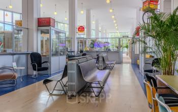 Spacious and bright office space rental in Rotterdam Delfshaven with modern furnishings, including chairs and tables. Ideal for dynamic work activities.