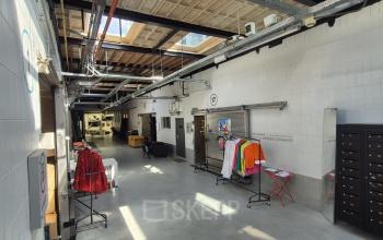 Interior office space at Van Helmontstraat 17-23, Rotterdam Delfshaven, featuring industrial-style decor and furnishings; ideal for office space rental.