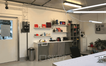 Furnished office space at Van Helmontstraat 17-23, Rotterdam Delfshaven, featuring a kitchenette with shelves, a microwave, and a coffee maker, ideal for your next office space rental.