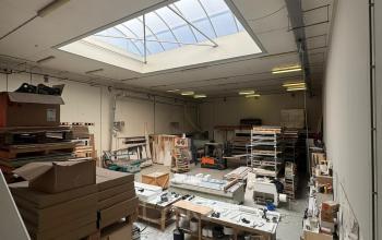 Spacious office space for rent at Van Helmontstraat 17-23 in Rotterdam Delfshaven, featuring a skylight and ample worktable surfaces.