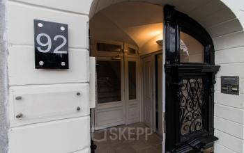 Entrance view of Haringvliet 92 in Rotterdam, featuring historic architectural details. Ideal for office space rental.