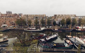 Overlooking the scenic waterway next to the Haringvliet 92 building in Rotterdam. Ideal setting offering a pleasant view for those seeking office space rental; an inspiring backdrop for creative thinking.