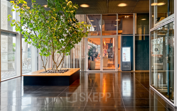 Lobby area at Wilhelminakade 173, Rotterdam Kop van Zuid, offering a modern entrance for office space rental.