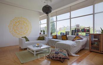 Bright and cozy office space rental at Vijverhofstraat 47, Rotterdam North, featuring comfortable seating, large windows, and stylish decor.