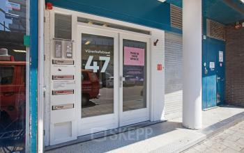 Entrance of office building at Vijverhofstraat 47, Rotterdam North, featuring glass doors with street number and mailboxes on the left side.