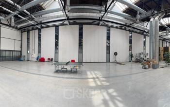 Expansive office space at Scheepsbouwweg 29, Rotterdam Waalhaven, featuring high ceilings and flexible work areas, ideal for office space rental.