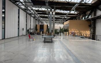 Spacious industrial office area at Scheepsbouwweg 29, Rotterdam Waalhaven, ideal for office space rental with modern design and open floorplan.