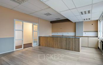 Spacious empty office interior at de Brauwweg 52-66 in Schiedam, ideal for office space rental with modern flooring, ample lighting, and a versatile layout for customization.