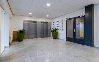 Bright elevator lobby at De Brauwweg 52-66, Schiedam, ideal as an office space rental location.