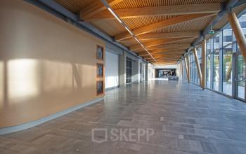 Spacious and well-lit corridor at Evert van de Beekstraat 104, ideal for businesses looking to rent office space in Schiphol.