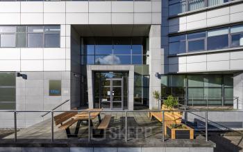 Entrance of the office building at Boeingavenue 223-239 in Schiphol Rijk with seating area outside.