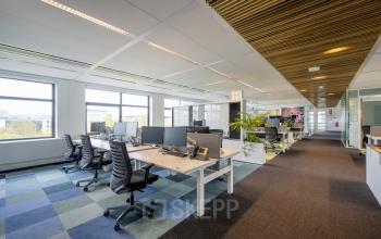 Spacious workspaces with modern desks and chairs at Boeingavenue 223-239, Schiphol Rijk, ready for office space rental.