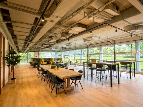 Spacious and modern furnished workspace with natural light at Boeing Avenue 1-19. Ideal for office space rental in Schiphol Rijk.