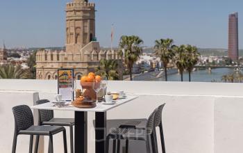 Hermosa terraza con vistas en el Paseo de las Delicias