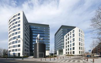 Exterieur van een modern kantoorgebouw gelegen aan de Keizer Karellaan 584 in Sint-Agatha-Berchem, ideaal voor wie kantoorruimte te huur zoekt.