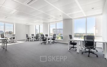 Ruime en lichte kantoorruimte te huur aan Keizer Karellaan 584 in Sint-Agatha-Berchem, met moderne bureaus en ergonomische stoelen. Ideaal voor kantoorruimte huren.