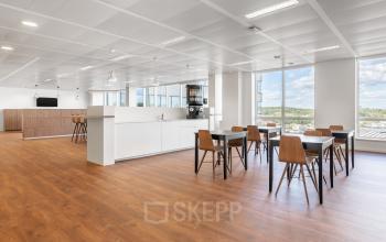 Ruime, lichte kantoorruimte te huur op Keizer Karellaan 584 in Sint-Agatha-Berchem met moderne meubels en uitzicht op groen. Perfect voor wie een comfortabele kantoorruimte wil huren.