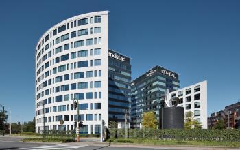 Zicht op het moderne kantoorgebouw aan de Keizer Karellaan 584 in Sint-Agatha-Berchem, ideaal voor kantoorruimte te huur. Het gebouw heeft een strakke architectuur en bevindt zich in een groene omgeving.