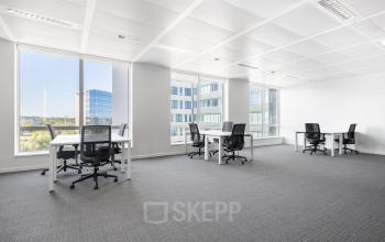 Ruime, lichte kantoorruimte te huur met moderne bureaus en ergonomische stoelen, gelegen op Keizer Karellaan 584 in Sint-Agatha-Berchem. Ideaal voor wie een comfortabele kantoorruimte wil huren.