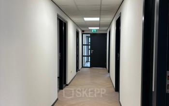 Neutral office hallway at Fischerpad 106 in Sittard, ideal for office space rental opportunities.