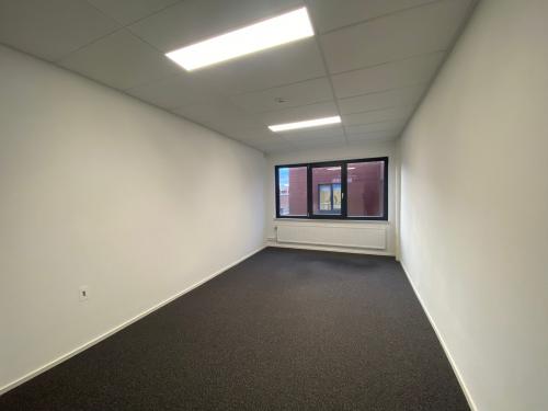 Spacious and well-lit office space available for rent at Nusterweg 63 in Sittard, showcasing a clean layout ideal for customization.