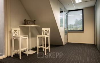 Cozy office space at Curieweg 9 in Spijkenisse, featuring a small table with chairs, ideal for breaks or informal meetings.