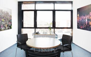 Büro mieten im Business Center an der Leitzstraße Stuttgart mi gemütlichem Besprechungsraum