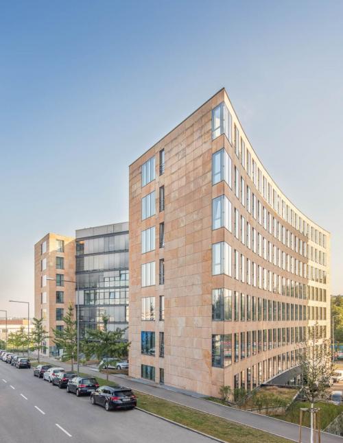 Beindruckende Außenfassade der Büroimmobilie in Stuttgart Feuerbach