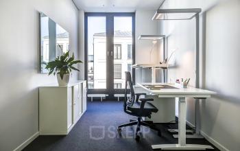 Helles Büro mit Möbeln Stuttgart Mitte