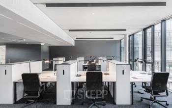 Moderner Coworking-Bereich im Bürogebäude an der Lautenschlagerstraße in Berlin