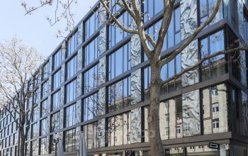 Fantastische Außenansicht von Bürogebäude mit Glasfassade in Berlin Mitte