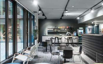 Fantastischer Küchenbereich mit Kühlschrank und Bar in Berlin Lautenschlagerstraße