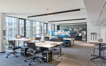 Modernes Büro in der Lautenschlagerstraße 23a, Stuttgart Mitte mit großen Fenstern und ergonomischen Arbeitsplätzen. Bürofläche mieten für produktives Arbeiten.