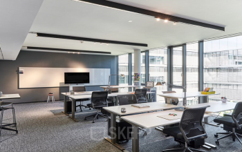 Moderne Bürofläche in der Lautenschlagerstraße 23a in Stuttgart Mitte mit großen Fenstern und mehreren Arbeitsplätzen.