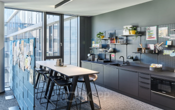 Büroküche im Lautenschlagerstraße 23a, Stuttgart Mitte, mit moderner Einrichtung und Esstisch. Ideal, wenn du Bürofläche mieten willst.