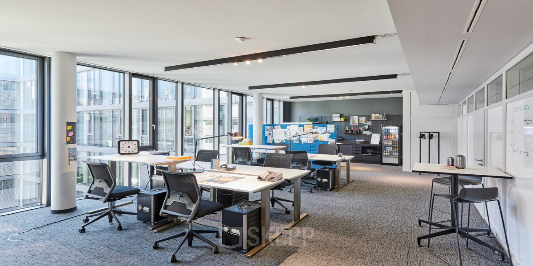 Modernes Büro in der Lautenschlagerstraße 23a, Stuttgart Mitte mit großen Fenstern und ergonomischen Arbeitsplätzen. Bürofläche mieten für produktives Arbeiten.
