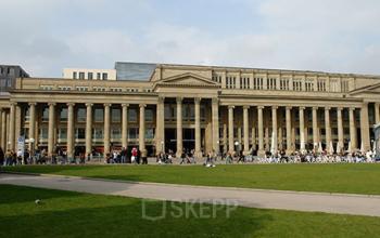 Beeindruckende Außenansicht des Bürogebäudes in Stuttgart, Königstraße