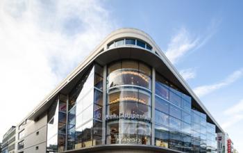 Beeindruckende Außenansicht des Bürogebäudes in Stuttgart Mitte