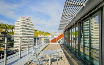 Beeindruckende Dachterrasse des Bürogebäudes in Stuttgart Mitte