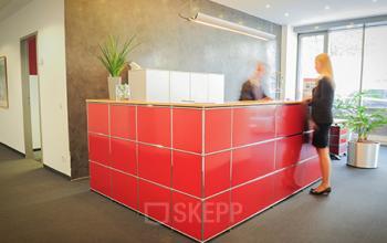 Farbenfrohe Rezeption des Bürogebäudes an der Friedrichstraße, Stuttgart